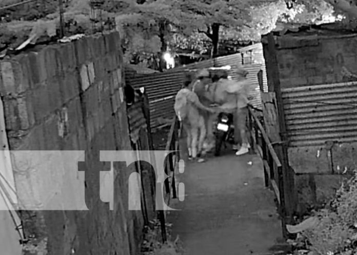 Foto: Asalto a un joven en el sector del Mercado Israel Lewites / TN8 Foto: Asalto a un joven en el sector del Mercado Israel Lewites / TN8