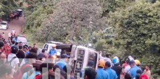 Foto: Microbús se vuelca en San Carlos, Diriamba: al menos 18 personas resultan lesionadas/TN8