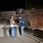 ¡Milagro en Malacatoya! Camión se vuelca y conductor sobrevive de forma increíble Foto: Camión se estrella y tumba poste en Malacatoya/TN8
