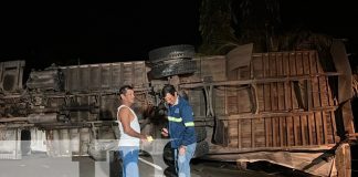Foto: Camión se estrella y tumba poste en Malacatoya/TN8