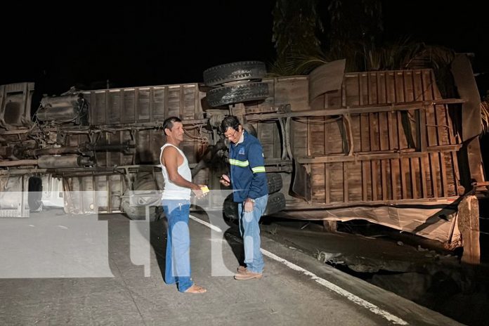 1 Foto: Camión se estrella y tumba poste en Malacatoya/TN8