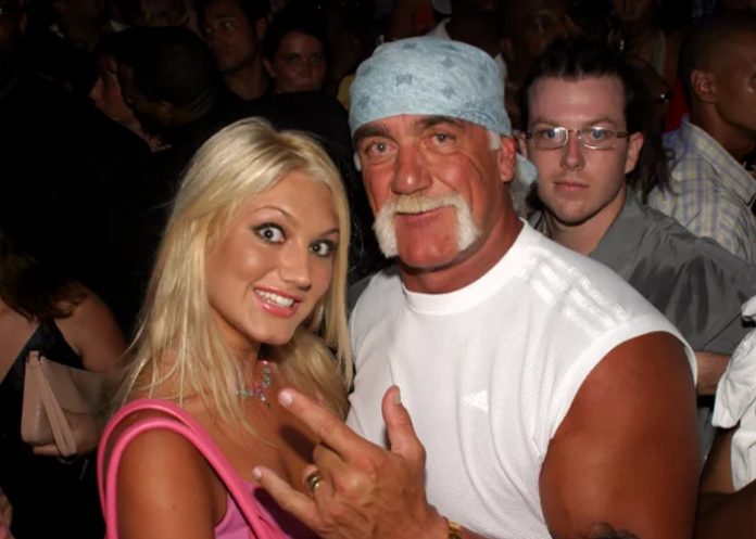 Foto: Brooke Hogan sobre su padre Hulk Hogan /cortesía Foto: Brooke Hogan sobre su padre Hulk Hogan /cortesía