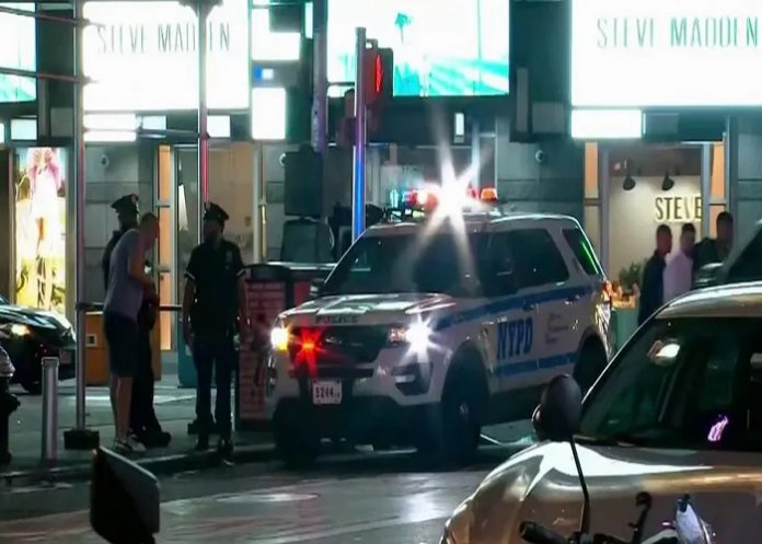 1 Foto: Adolescente armado hiere a tres personas en pleno corazón de Nueva York / Cortesía