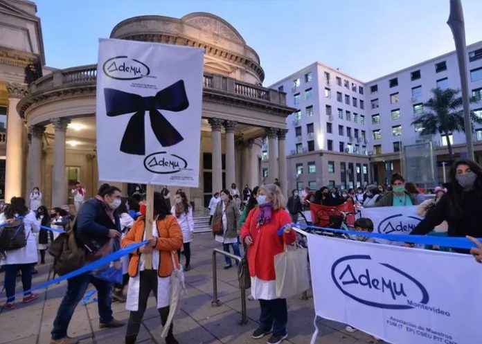 Foto: Maestros alzan la voz en Uruguay /cortesía Foto: Maestros alzan la voz en Uruguay /cortesía