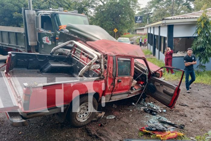 Foto: Camión impacta a camioneta en aparatoso accidente en Santo Tomás dejando un lesionado/TN8