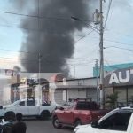 Voraz incendio arrasa con Autopartes Miranda y alarma a vecinos del barrio Juana Elena Mendoza Foto: Voraz incendio arrasa con Autopartes Mirando/TN8