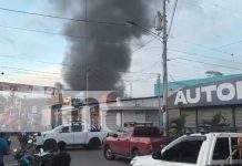 Voraz incendio arrasa con Autopartes Miranda y alarma a vecinos del barrio Juana Elena Mendoza Foto: Voraz incendio arrasa con Autopartes Mirando/TN8
