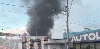 Foto: Voraz incendio arrasa con Autopartes Mirando/TN8