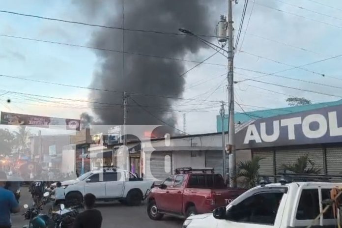 Foto: Voraz incendio arrasa con Autopartes Mirando/TN8