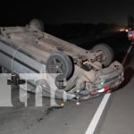 Misterio en el asfalto: Taxi se vuelca tras confuso accidente en Managua Foto: Misterio en el asfalto: Taxi se vuelca tras confuso accidente en Managua/TN8