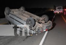 Misterio en el asfalto: Taxi se vuelca tras confuso accidente en Managua Foto: Misterio en el asfalto: Taxi se vuelca tras confuso accidente en Managua/TN8