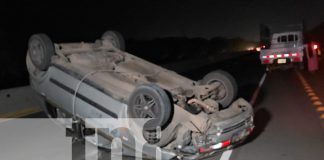 Foto: Misterio en el asfalto: Taxi se vuelca tras confuso accidente en Managua/TN8