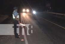 Hombre cruza imprudentemente la carretera y es atropellado por una moto en Estelí Foto: Hombre cruza imprudentemente la carretera y es atropellado por una moto en Estelí/TN8