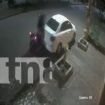 Motorizado ignoró las normas de tránsito y puso en riesgo a su familia en Managua Foto: Motorizado ignoró las normas de tránsito y puso en riesgo a su familia en Managua/TN8