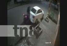 Motorizado ignoró las normas de tránsito y puso en riesgo a su familia en Managua Foto: Motorizado ignoró las normas de tránsito y puso en riesgo a su familia en Managua/TN8