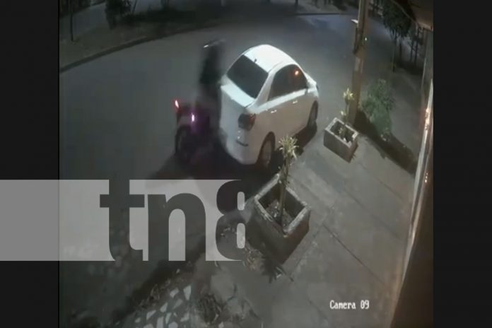 1 Foto: Motorizado ignoró las normas de tránsito y puso en riesgo a su familia en Managua/TN8