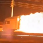 Carretera en Turquía registra camión envuelto en llamas por varios kilómetros Foto:Camión incendiado provoca alarma al recorrer carretera/Cortesía