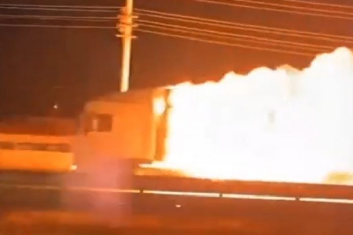 1 Foto:Camión incendiado provoca alarma al recorrer carretera/Cortesía