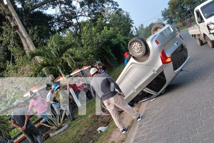 Foto: Conductora resulta ilesa tras aparatoso vuelco en Jalapa/TN8 Foto: Conductora resulta ilesa tras aparatoso vuelco en Jalapa/TN8