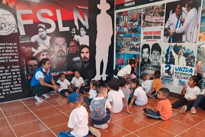 1 Foto: ¡Puño en Alto, Libro Abierto!: MIFAMILIA celebra la Cruzada Nacional de Alfabetización/Cortesía