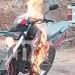 Motocicleta se incendia de forma repentina en carretera a Puerto Díaz, Juigalpa Foto: Motocicleta se consume en llamas en Juigalpa/TN8