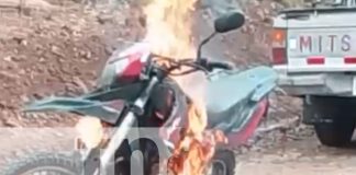 Foto: Motocicleta se consume en llamas en Juigalpa/TN8