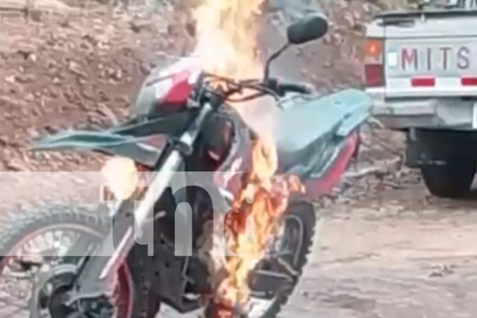 Foto: Motocicleta se consume en llamas en Juigalpa/TN8