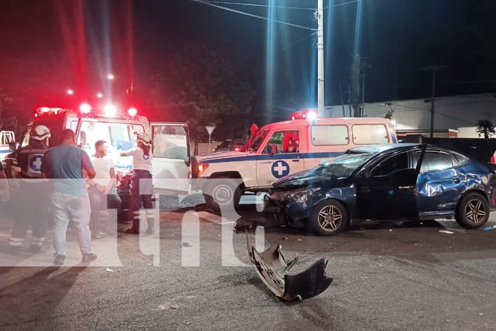Foto: Accidente en Carretera Nueva a León ambulancia varada/TN8 Foto: Accidente en Carretera Nueva a León ambulancia varada/TN8