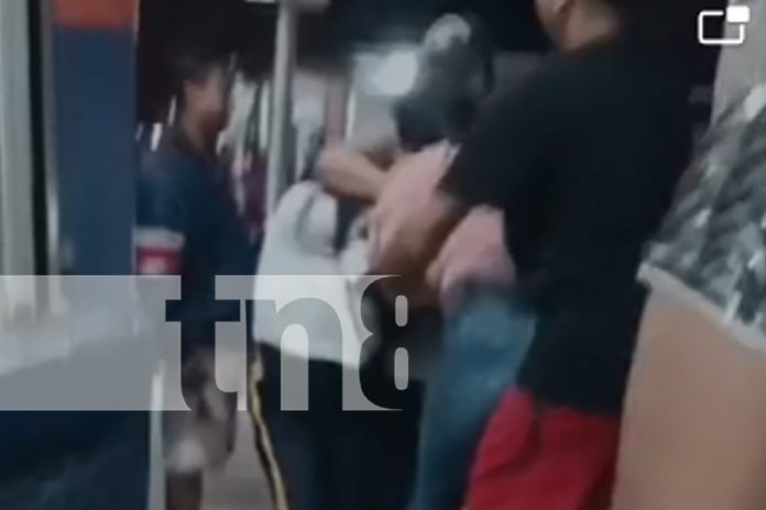 Foto: Mujer en Loma Linda protagoniza altercado/TN8 Foto: Mujer en Loma Linda protagoniza altercado/TN8