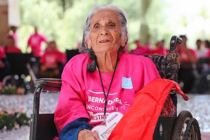 Foto: Dan visa a abuelita de 101 años /Cortesía