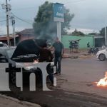 Granada: Vehículo se incendia en plena vía y taxistas logran rescatar al conductor Foto: Incendio vehicular en zona poblada de Granada/TN8