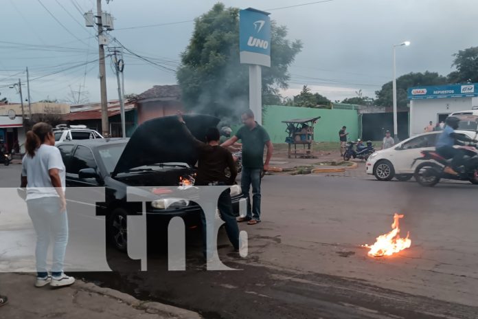 Foto:  Incendio vehicular en zona poblada de Granada/TN8 Foto: Incendio vehicular en zona poblada de Granada/TN8