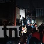 Incendio consume siete tramos en el Mercado Oriental, sector del galerón de los pescados Foto: Incendio consume 7 tramos del mercado oriental/TN8