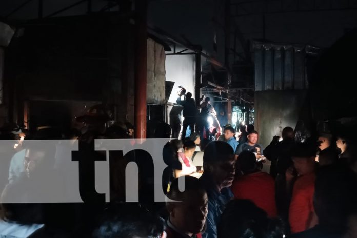 Foto: Incendio consume 7 tramos del mercado oriental/TN8