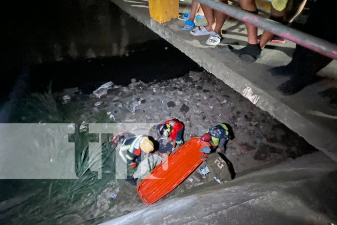 Foto: hombre es recatado luego de caer a un cauce en San Ramón, Masaya/TN8