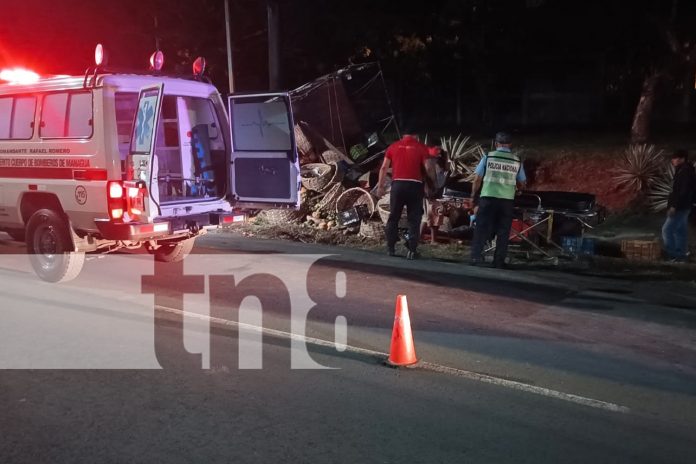 Foto: Camioncito cargado de frutas se vuelca en Managua/TN8 Foto: Camioncito cargado de frutas se vuelca en Managua/TN8