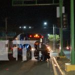 Motociclista se salva de milagro tras ser impactado por una rastra en Managua Foto: Motociclista sobrevive milagrosamente a choque en Managua/TN8