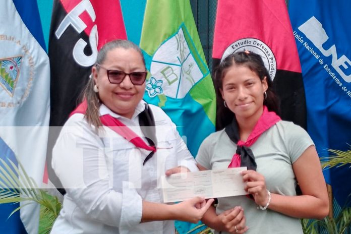 Foto: Granada entrega “Becas para el Pueblo”/TN8