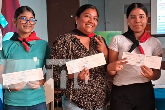 Foto: Carazo más de 200 estudiantes beneficiados con becas/TN8