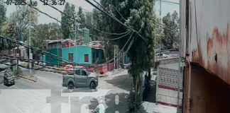 Foto: Camioneta perdió dos bultos en Don Bosco/TN8