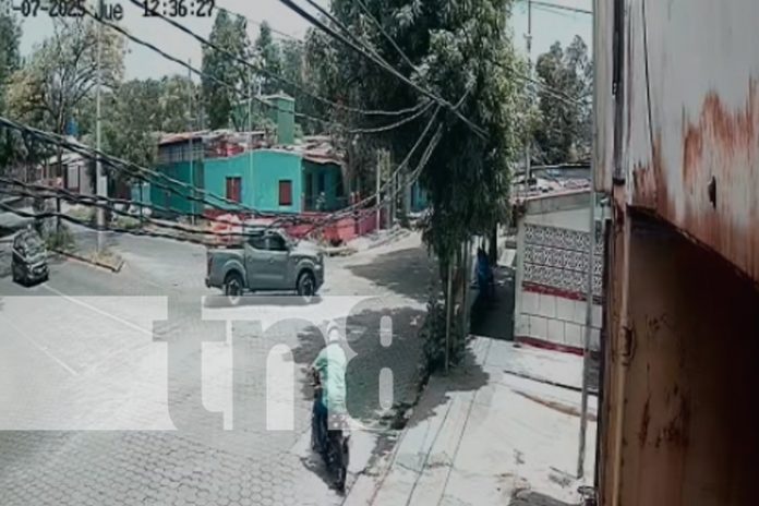 Foto: Camioneta perdió dos bultos en Don Bosco/TN8