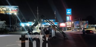 Foto: Policía investiga accidente que dejó semáforo destruido/TN8