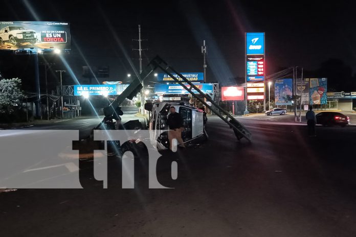 3 Foto: Policía investiga accidente que dejó semáforo destruido/TN8