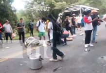 Camioneta vuelca en la carretera Panamericana Norte y deja varios lesionados Foto: Camioneta vuelca en la carretera Panamericana Norte y deja varios lesionados/TN8