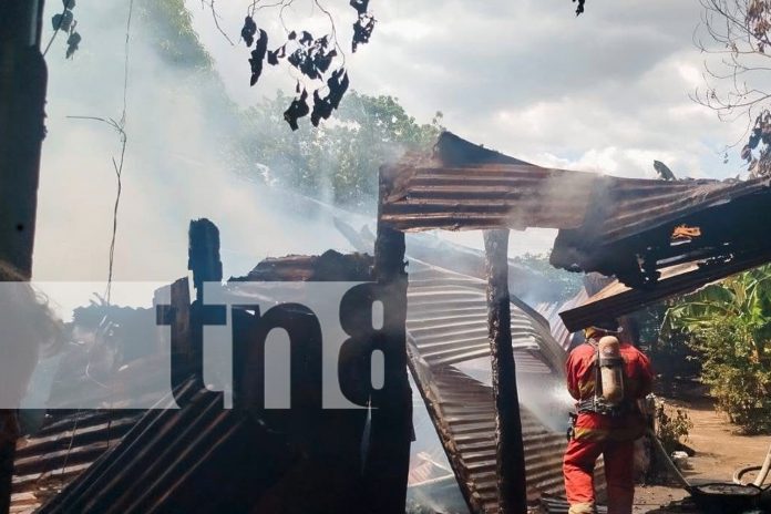 Foto: Fuerte incendio deja a familia sin hogar en Chinandega/TN8 Foto: Fuerte incendio deja a familia sin hogar en Chinandega/TN8
