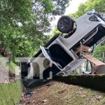 Foto: Camioneta termina con las llantas hacia arriba en Matagalpa/ TN8