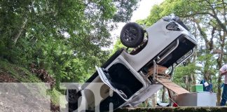 Foto: Camioneta termina con las llantas hacia arriba en Matagalpa/ TN8