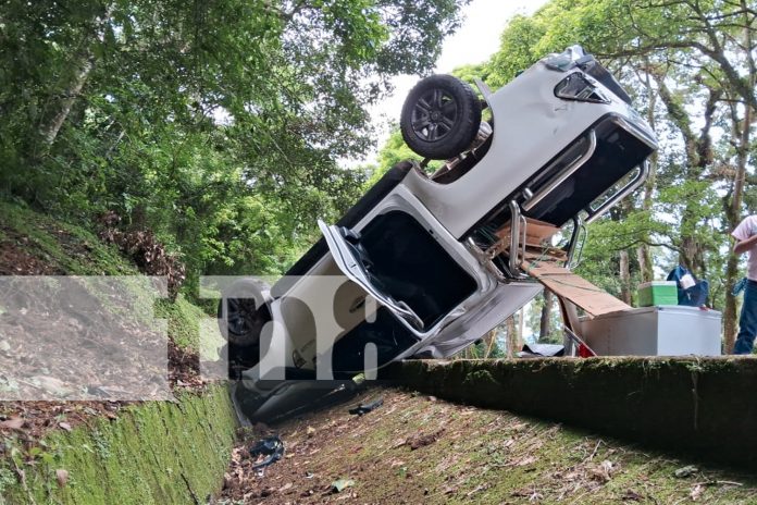 Foto: Camioneta termina con las llantas hacia arriba en Matagalpa/ TN8 Foto: Camioneta termina con las llantas hacia arriba en Matagalpa/ TN8