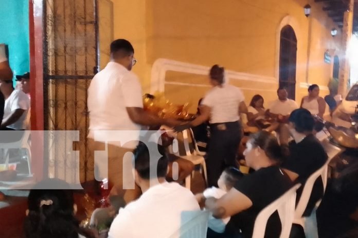 Foto: Familias de granada celebra la gritería chiquita/TN8