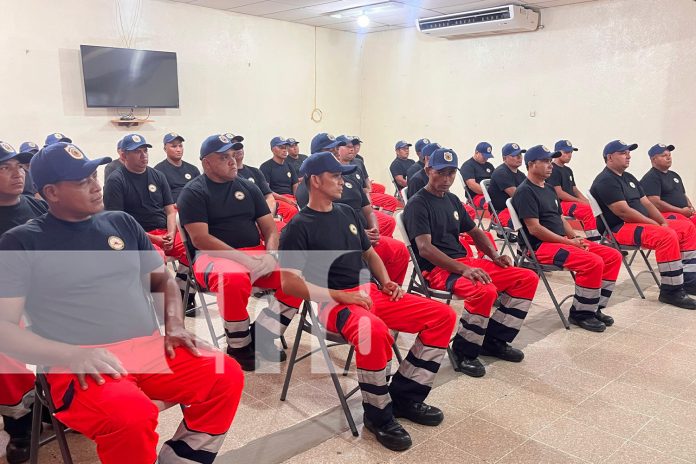 Foto: Bomberos Unidos se capacitan en manejo de vehículos de emergencia /TN8 Foto: Bomberos Unidos se capacitan en manejo de vehículos de emergencia /TN8